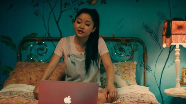 The wooden bed of Lara Jean (Lana Condor) in the film all the boys I've loved