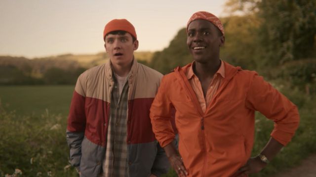 Orange beanie worn by Otis Milburn (Asa Butterfield) in Sex Education (S01E02)