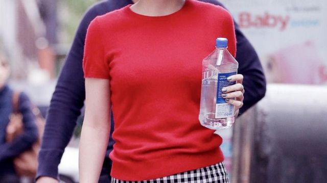 Red tshirt of Alice (Dakota Johnson) in How to Be Single