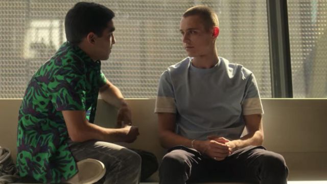 Bleu T-Shirt porté par Ander (Arón Piper) comme on le voit dans l'Élite (S03E08)