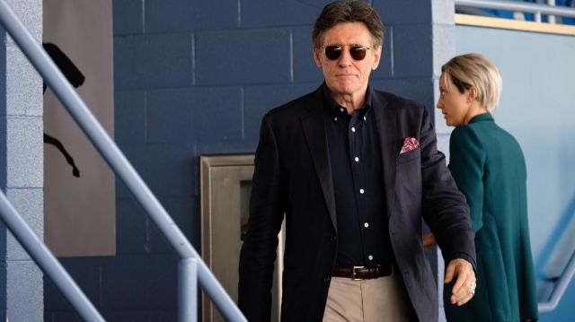 Les lunettes de soleil de Edward Lynwood (Gabriel Byrne) dans ZeroZeroZero (Saison 1)