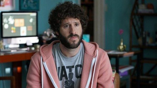 Sudadera con capucha rosa de salmón usada por Dave (Lil Dicky) como se ve en Dave (S01E02)