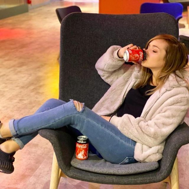 Le jean à trous porté par Nadège sur son compte Instagram @deujna