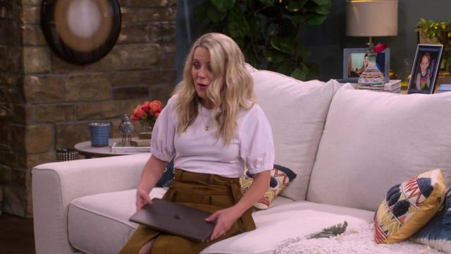 Brown long skirt worn by Cassy (Allison Munn) as seen in The Big Show Show (S01E01)