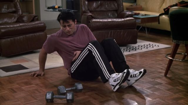 Baskets portées par Joey Tribbiani (Matt LeBlanc) comme on le voit dans les Amis (S06E04)