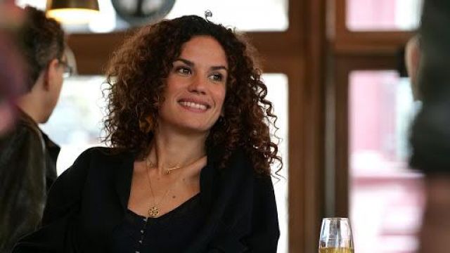 The crewneck worn by Sofia (Barbara Cabrita) in the series H24 (Season 1)