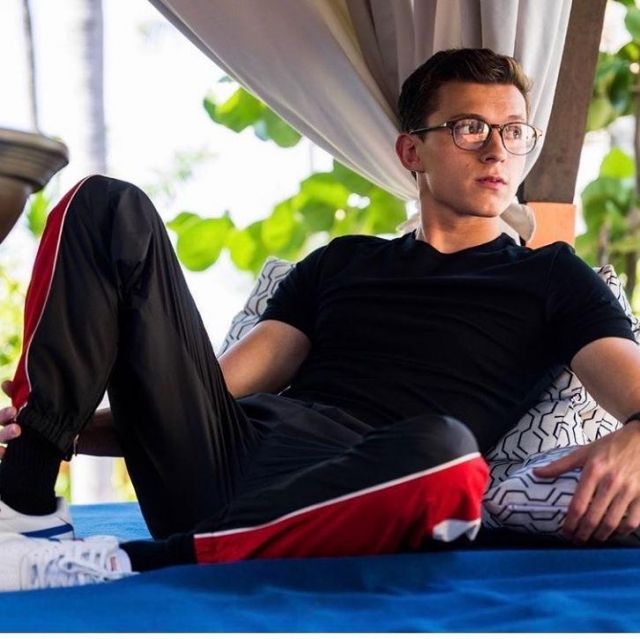 Noir Jogging blanc bande rouge porté par Tom Holland, comme on le voit dans Instagram post