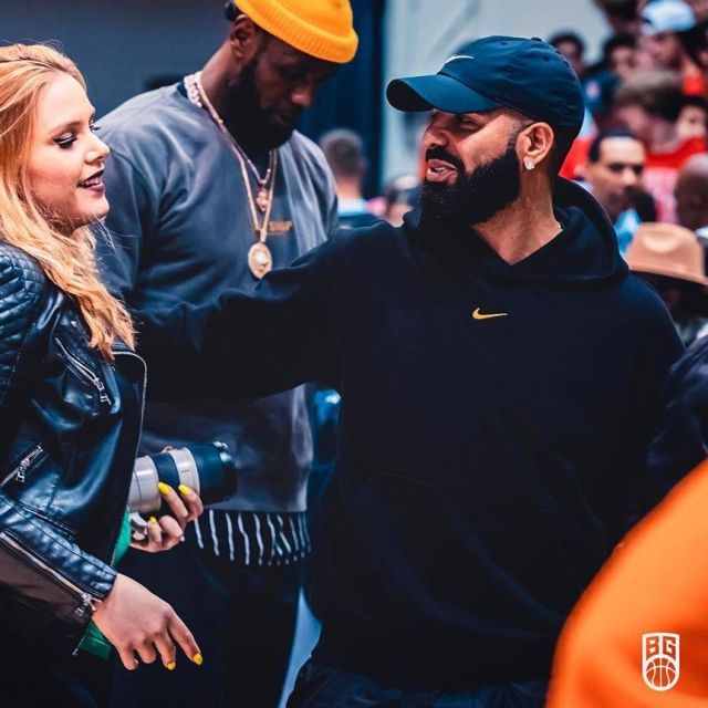 Le sweatshirt noir Nike à swoosh orange porté par Drake sur le compte Instagram de @cassyathenaphoto 