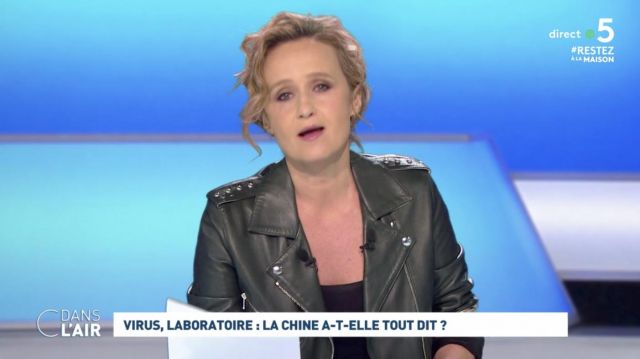 Le perfecto en cuir noir avec le bas des manches doré porté par Caroline Roux dans l'émission C dans l'air du 21 avril 2020