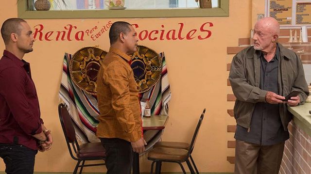 Rouge chemise à manches longues de Nacho Varga (Michael Mando) dans le Meilleur Call Saul (Saison 2, Épisode 4)