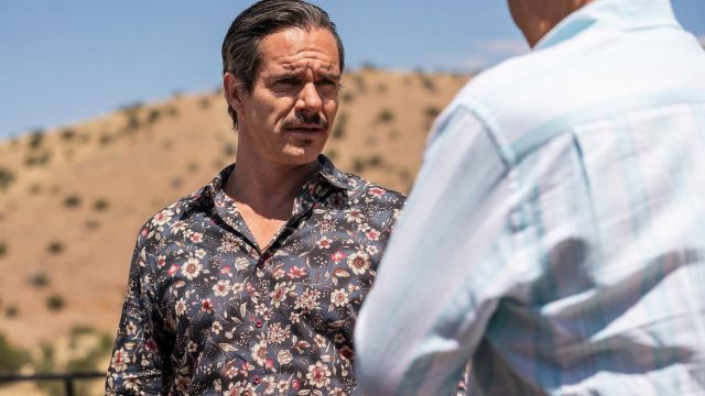 Camisa floral con botones de plumas usada por Lalo Salamanca (Tony Dalton) en Better Call Saul (Temporada 5 Episodio 10)