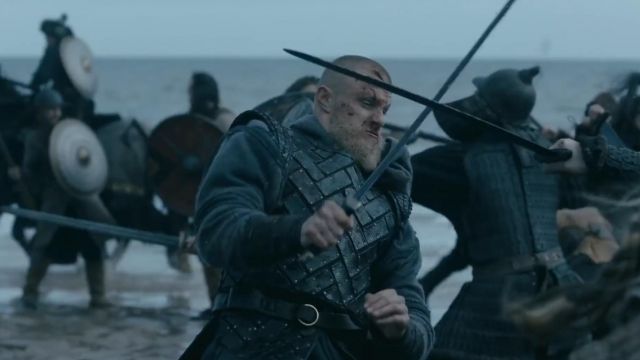 El brazalete vikingo de Björn Côtes-de-Fer (Alexander Ludwig) en la serie  Vikingos