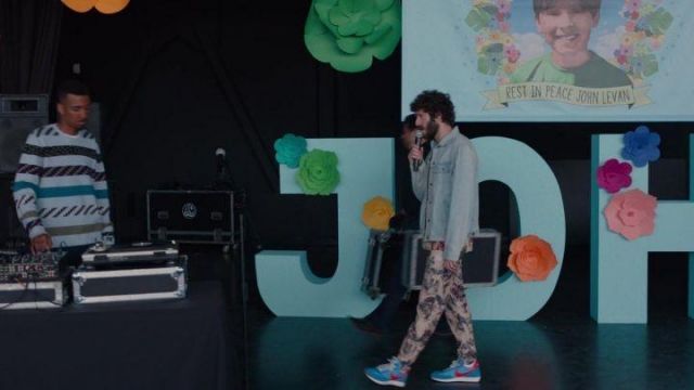 Bleu et Rose Nike baskets portées par Dave (Lil Dicky) comme on le voit dans DAVE (Saison 1)