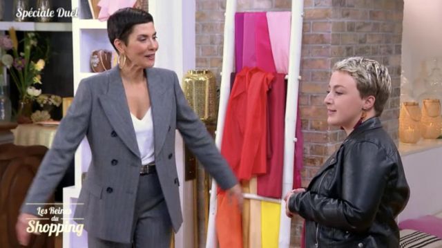 L'ensemble veste de costume et pantalon gris avec rayures bleus  de Cristina Còrdula dans l'émission Les Reines du shopping