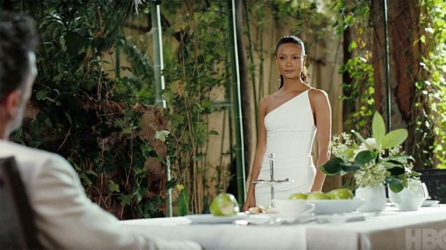 Robe blanche portée par Maeve Millay (Thandie Newton) comme on le voit dans Westworld (Saison 3, Épisode 2)