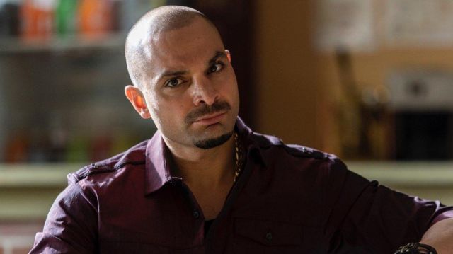 Bourgogne foncé shirt porté par Nacho Varga (Michael Mando) comme on le voit au Mieux Appel Saul (Saison 5, Épisode 10)