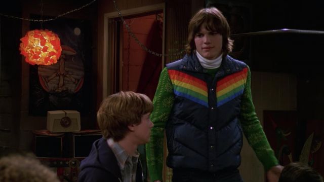 The down jacket without sleeve rainbow Michael Kelso (Ashton Kutcher) on That '70s Show (S01E13)