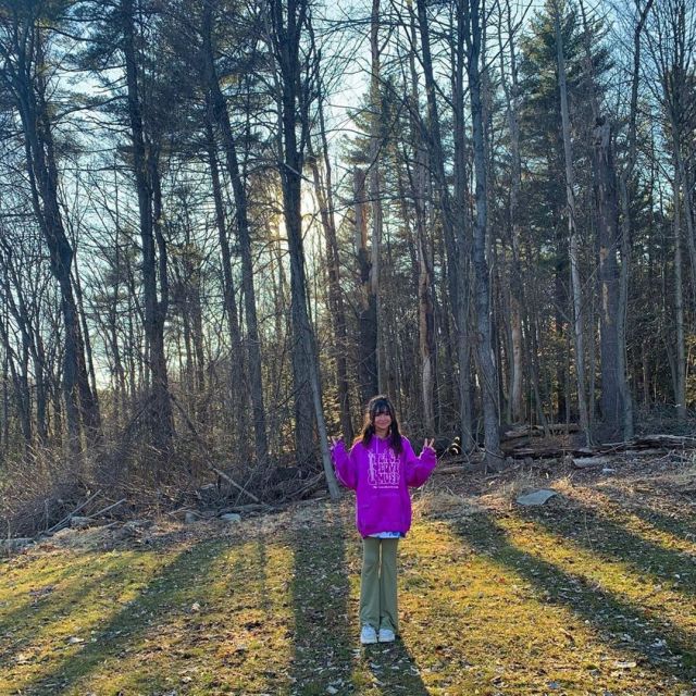 Violet Hoodie, portés par Malina Weissman sur son Instagram account @malinaweissman