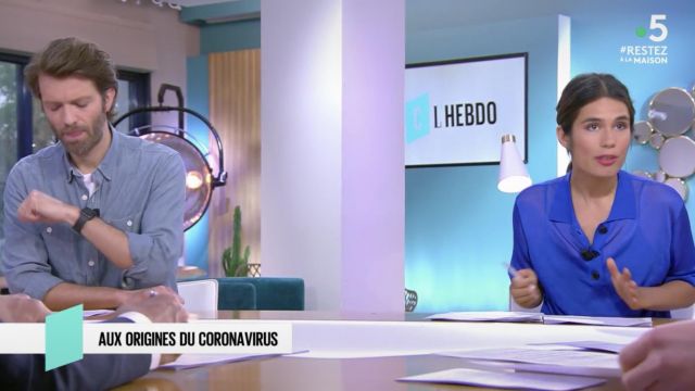 The blue shirt oil carried by Émilie Tran Nguyen in the show C l'hebdo