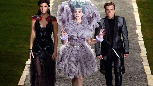 Vestido de noche negro de plumas largas de Katniss Everdeen (Jennifer Lawrence) en Los juegos del hambre: La llama