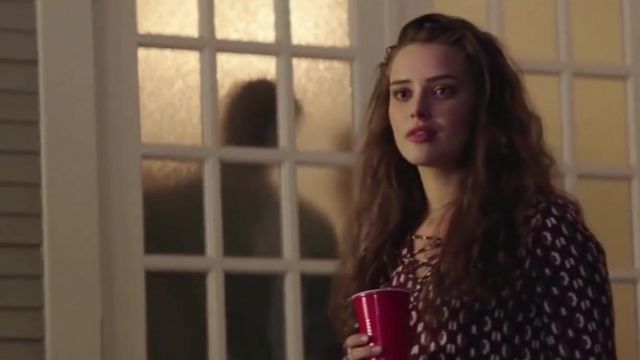 The patterned top worn by Hannah Baker (Katherine Langford) in 13 Reasons Why (S01E01)
