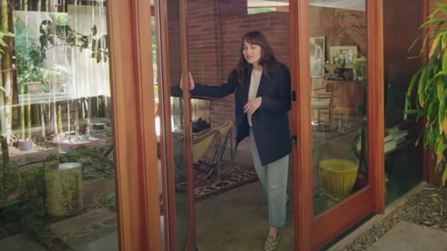 Gucci pantoufles chaussures portés par Dakota Johnson dans l'Intérieur de Dakota Johnson Serein Hollywood Home | Porte Ouverte | Architectural Digest