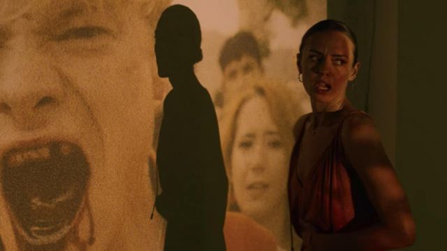 Maxi Robe portée par Zoe Walker (Laura Haddock) à des Lignes Blanches (Saison 1 Épisode 6)