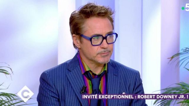 The suit jacket striped and the shirt colours of Robert Downey Jr. in the show C à vous