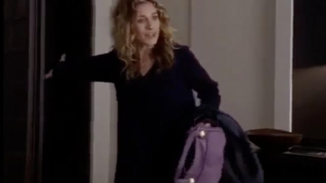 Bag purple of Carrie Bradshaw (Sarah Jessica Parker) in Sex and the City (S06E16)