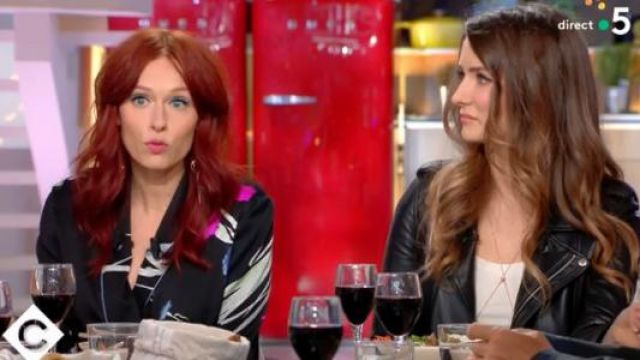 La chemise fleurie portée par Audrey Fleurot dans C à vous