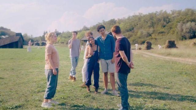 Grey loung pants worn by Dani (Florence Pugh) in Midsommar