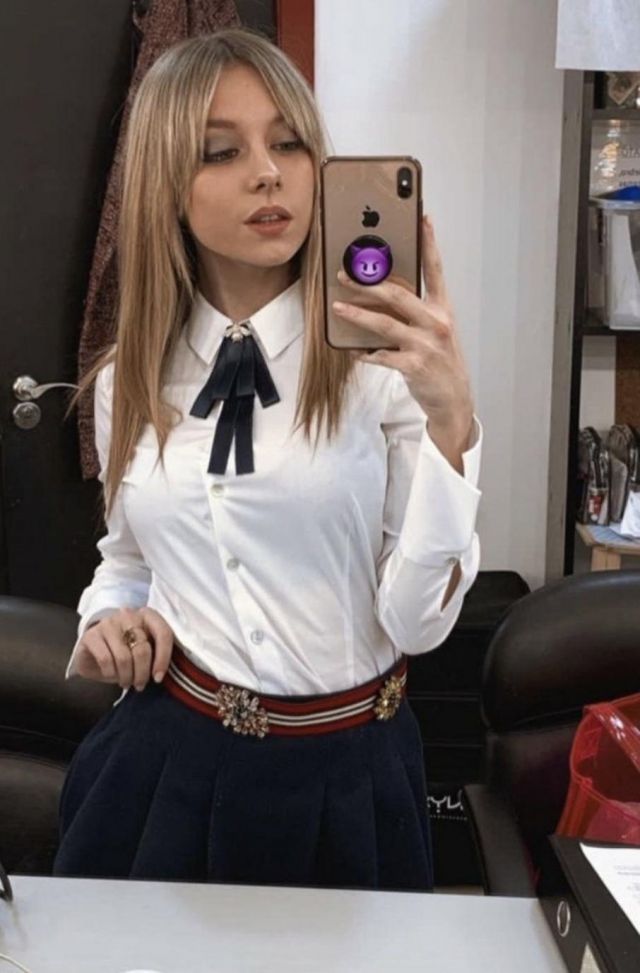 Strass ceinture porté par Ester Expósito alias Carla Roson dans l'Élite des séries TV sur Instagram