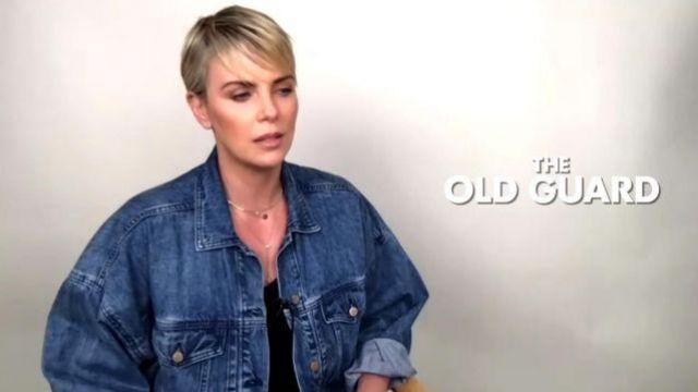 Jean bleu shirt porté par Charlize Theron dans Charlize Theron Explique Pourquoi l'Enseigner à Ses Enfants Est ‘Stressant’ vidéo YouTube