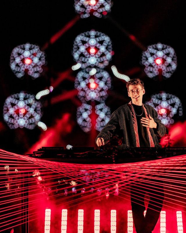 The jacket sweater sherpa black with zipper in the velvet of Lost Frequencies on his account Instagram @lostfrequencies
