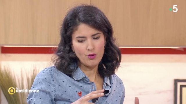 The denim shirt of Farida Kramdi in the show The Daily of July 6, 2020
