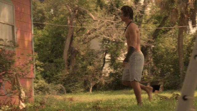Pantalones cortos grises usados por John B (Chase Stokes) en Outer Banks (Temporada 1 Episodio 8)