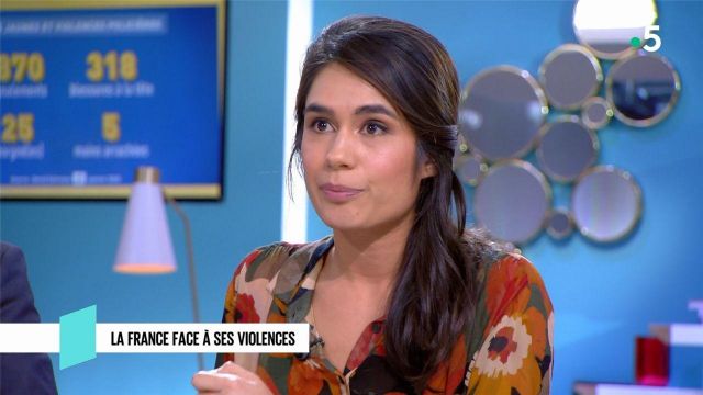 The blouse with flowers worn by Emilie Tran Nguyen in the show C l'hebdo of the 01.02.2020