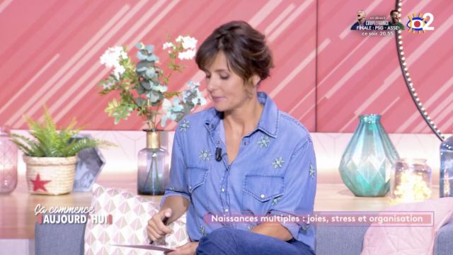 La chemise en jean bleu à fleurs portée par Faustine Bollaert dans l'émission Ça commence aujourd'hui