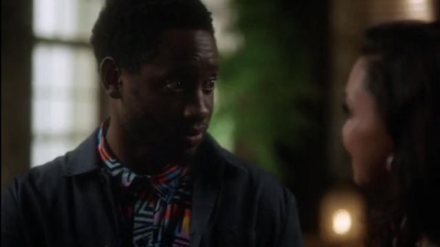 La chemise colorée de Chester P. Runk (Brandon McKnight) dans la série Flash (Saison 6 Épisode 6)