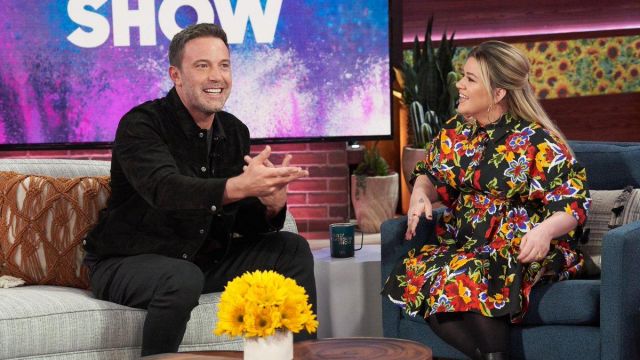 The black jacket of Ben Affleck in The Kelly Clarkson Show
