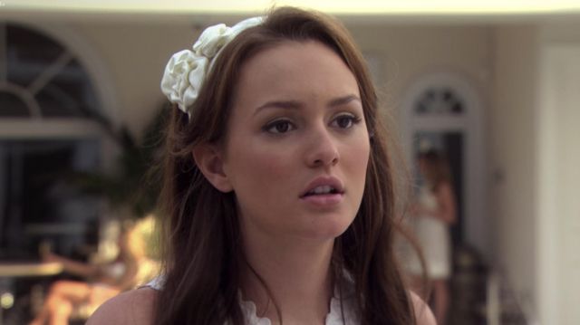 The white headband of Blair Waldorf (Leighton Meester) in Gossip Girl (S02E01)