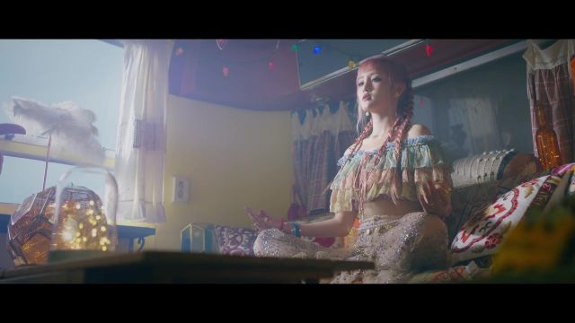 Crop top dans (여자)아이들((G)I-DLE) - '덤디덤디 (DUMDi DUMDi)' Official Music Video