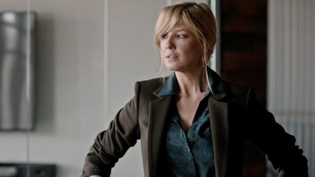 Long Dark Brown Coat of Beth Dutton (Kelly Reilly) in Yellowstone (S03E09)