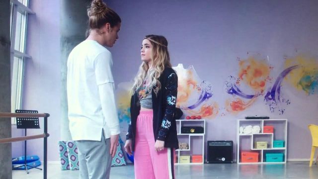Pants with press button on the side worn by mía cáceres (Pilar Pascual) in the series Pursue your dreams (S01)