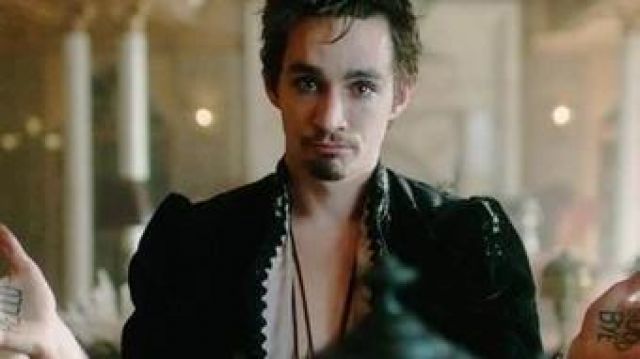 Jacket worn by Klaus Hargreeves in episode 1. The jacket looks vaguely made of velvet and has a doublet shape (epaulettes). of Klaus Hargreeves (Robert Sheehan) in Umbrella Academy (S01E01)