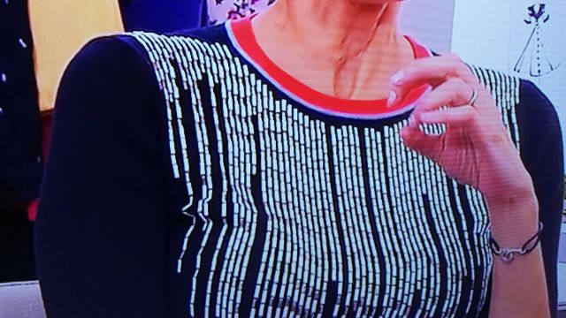 T-shirt with pearl stripes worn by Cristina Córdula in The Queens of Shopping