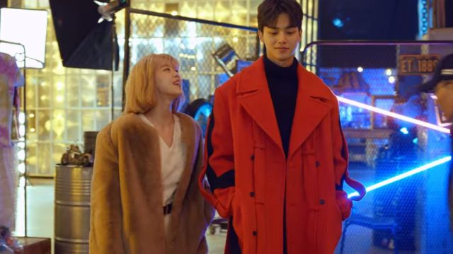 The oversize coat of Hwang Sun Oh (Song Kang) in Love Alarm (S01E06)