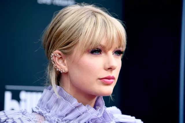 The star earring worn by Taylor Swift at the 2019 Billboard Music Awards