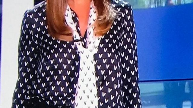 Chemise noir et blanche avec longue cravate a motif portée par karine ferri Karine Ferri dans l'émission Les docs du week end