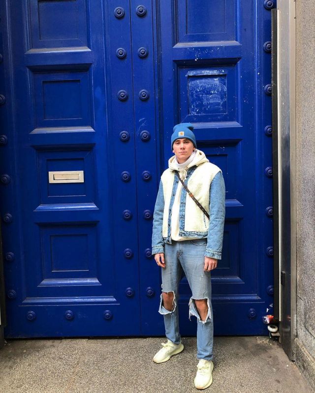 A pair of ripped jeans worn by Felix Sandman on the Instagram account @felixsandman